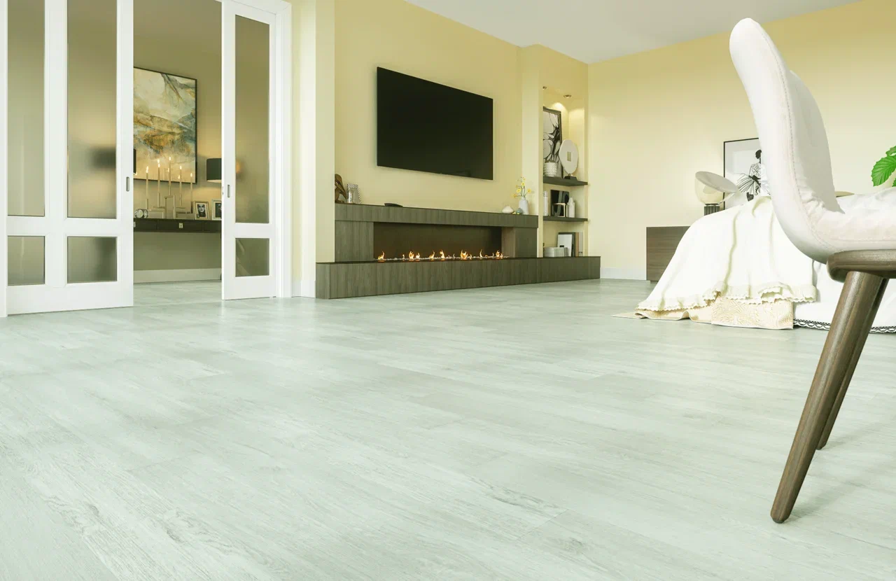 Кварцвиниловый SPC ламинат Home Expert Natural Дуб Зимний лес 1210 / 1028-29 1220×150×3,5 фото в интерьере
